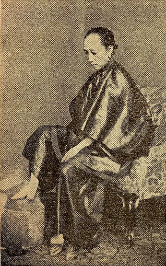 bound-feet-lotus-old-chinese-woman